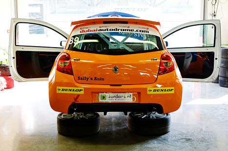Den færdigdekorerede bil klar til at indtage Dubai Autodrome.